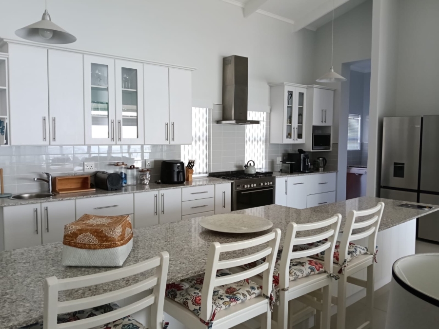 6 Bedroom Property for Sale in Wavecrest Eastern Cape